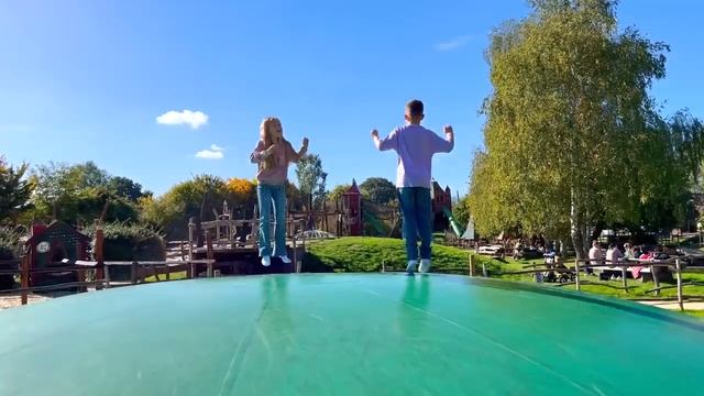 ДИАНА И РОМА - Диана и Рома в парке, увлекательный спуск