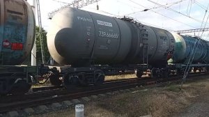 зеленый электровоз ВЛ80С 2196 с наливным поездом,