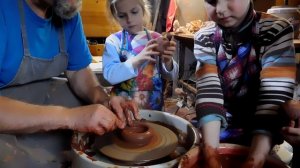 "Впервые в мастерской гончара"