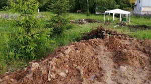 Расчистка участка продолжается. Выкопали колодец!