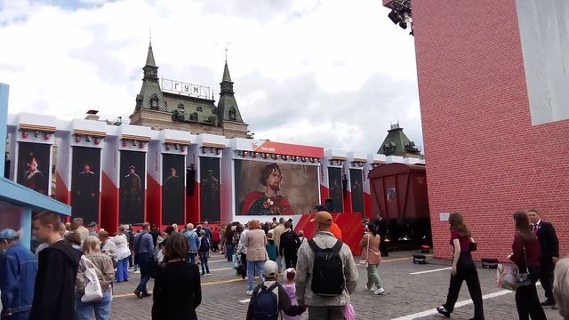 Музей под открытым небом на главной площади страны. Пано у Гума.