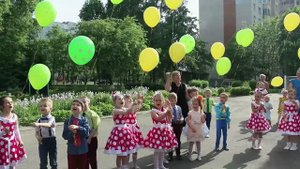Дети запускают ВОЗДУШНЫЕ ШАРИКИ в небо и прощаются с детским садом в свой выпускной!