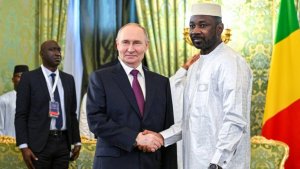 «Хорошее сотрудничество»: Путин встретился с президентом переходного периода Мали