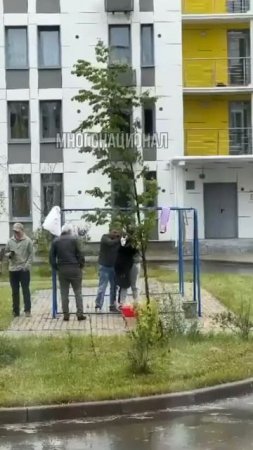 В Троицке мигранты устроили забой барана прямо на детской площадке — подвесили его на турник