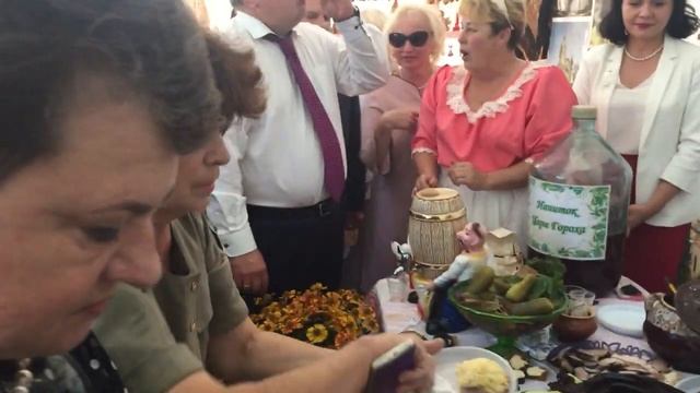 Светлана Орлова и Ирина Яровая едят гороховую кашу и интересуются карасями