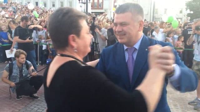 Светлана Орлова танцует перед горожанами