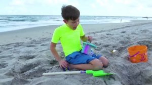 Мистер Макс • Mister Max - Макс и Кэти с папой ищут игрушки-сюрпризы на пляже