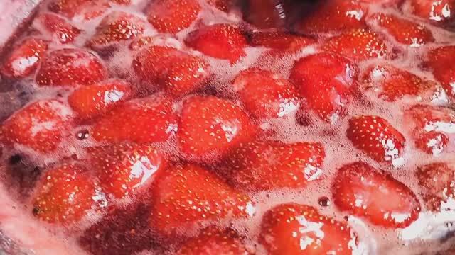 Жареное варенье из клубники за 15 минут - яркий цвет, целые ягоды