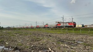 Электровоз ЭП2К с поездом «Волга» на перегоне, май 2025 года