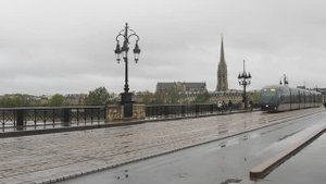 На мосту через реку Гаронна (Бордо, Франция).