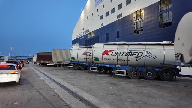Погрузка на паром в Барселоне