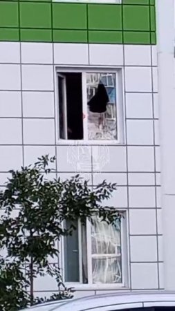 Выбил стекла: в ЖК "Озёрки" мужик так психанул, что вынес окна собственной квартиры.