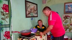 Жизнь в деревне. Жена отдыхает Готовлю стрелки чеснока с яйцами