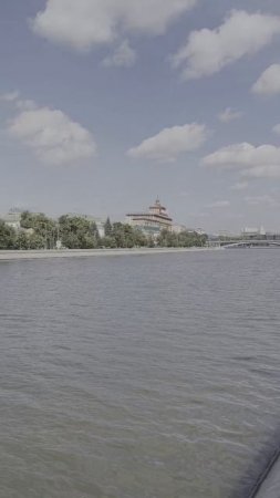 На Гончарной набережной.