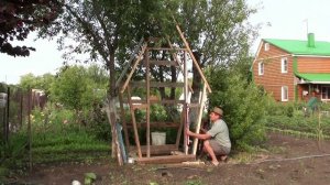 Собрал и укрепил по месту каркас туалета - домика