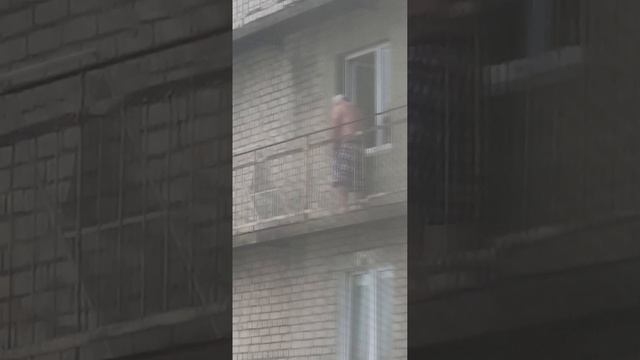 Это треш мой сосед опять бухает на пожарном  балконе.
