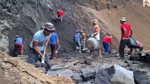 Строительство, шахтёры всё делают в ручную