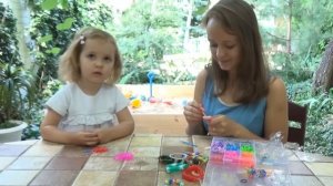 Miss Katy • Мисс Кейт - Кэти и ее подруга плетут браслет