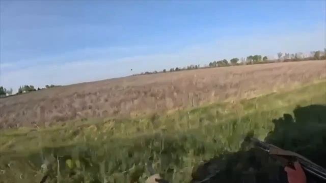 Украинские солдаты буквально в последний момент успевают сбить российский FPV-дрон на оптоволокне