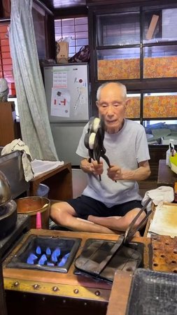 DZr3WxCAvhU - 創業140年の餅屋さん！大きな梅ヶ枝餅は餡子がパンパンに詰まってて美味しかった！長崎にある「老舗菊水」#長崎グルメ #japanesefood #japantravel