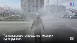 В Салехарде огнеборцы проводили коллегу на пенсию