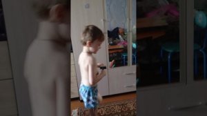 Максим сломал кисточку.