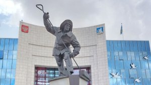 Памятник металлургу в парке, дворец самбо и единоборства