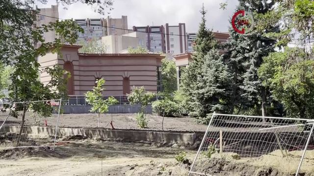 В столичном сквере у памятника Борцам Революции продолжаются ремонтные работы.