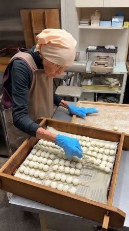 CQHgedCsTvc - 95歳のおばあちゃんが作るみたらし団子🍡昔から変わらず1本100円！【盛華堂】#名古屋グルメ #japanesefood #shorts