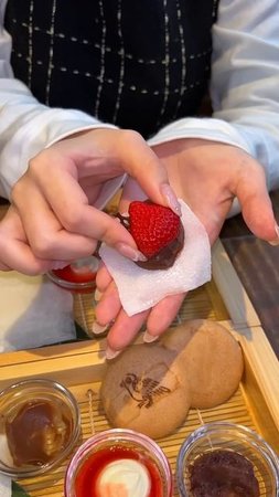 54wlsYMSdas - 苺と餡をお好みで巻くオリジナル大福！箱崎にある「鳩太郎商店」#福岡グルメ #japanesefood #japantravel