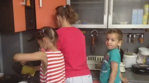 Внуки любят помогать бабушке