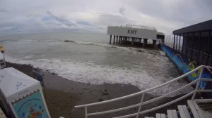 Лето в Сочи пока всё:залитая набережная, сильно похолодало, шторм продолжается