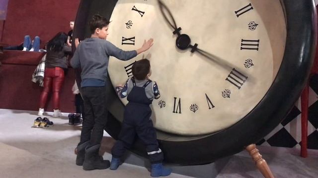 Дом великана в Питере / Мирон первый раз в метро