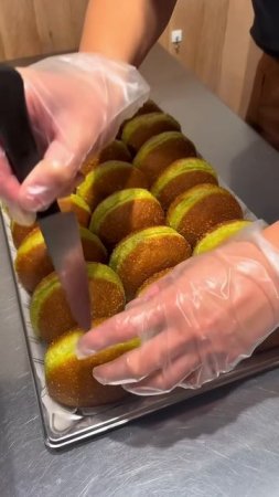 A-xscGJXZf8 - 抹茶を大量に使った爆弾ドーナツ🍩自家製クリームがたっぷり入ってて大満足の食べ応え【PARKSTORE】#東京グルメ #japanesefood #shorts