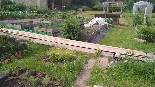 Кромлю доски, стелю полы в ограде, обрабатываю всё на огороде