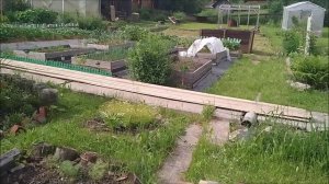 Кромлю доски, стелю полы в ограде, обрабатываю всё на огороде