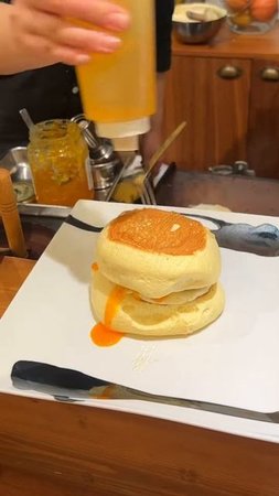 0p7pxMTppnw - 卵をたっぷり使った3段のふわふわパンケーキ！西浅草にある「紅鶴」#東京グルメ #japanesefood #japantravel