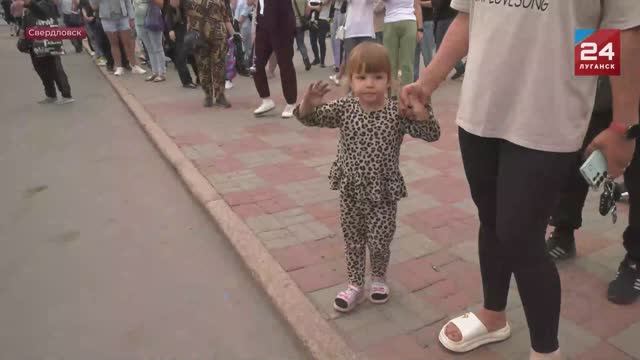 Школьники Свердловска вернулись с отдыха на побережье Азовского моря
