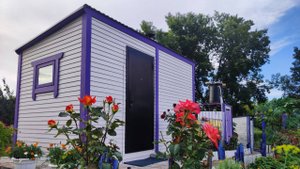 Каркасная баня 4х2,4м. В необычной расцветке "Кукольный домик".