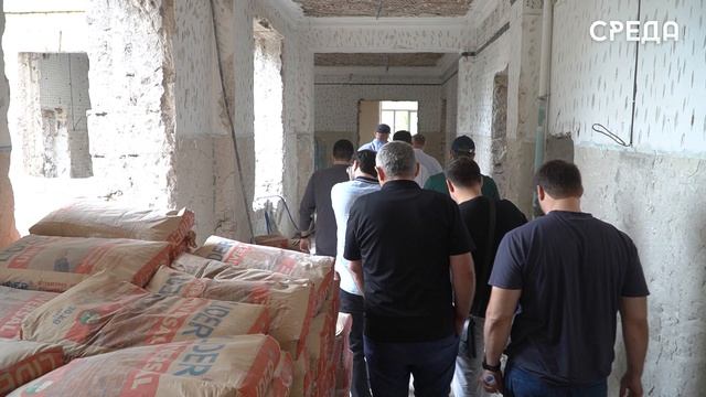 Борис Гонцов проверил капитальный ремонт учебного корпуса СОШ №2 в Каспийске