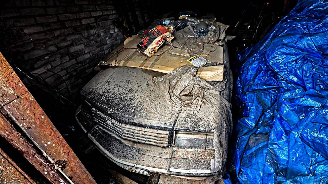 Откопали гараж спустя 17 лет. Гангстерская тачка в пыли!