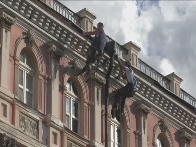 Нарушение техники безопасности на Арбате (смотри с 42-й секунды)