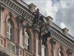 Нарушение техники безопасности на Арбате (смотри с 42-й секунды)