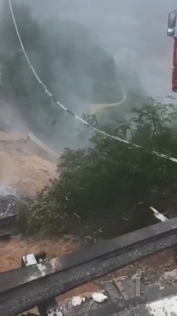 Фура зависла над рухнувшим мостом