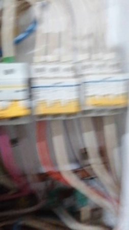 Постоянно вышибало вводной автомат у нашего клиента. Мы приехали и ищем неисправность.