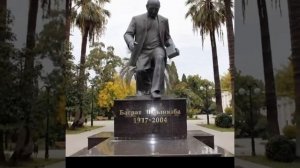 Памятник Баграту Васильевичу Шинкуба, который находится в Сухуме, столице Абхазии.