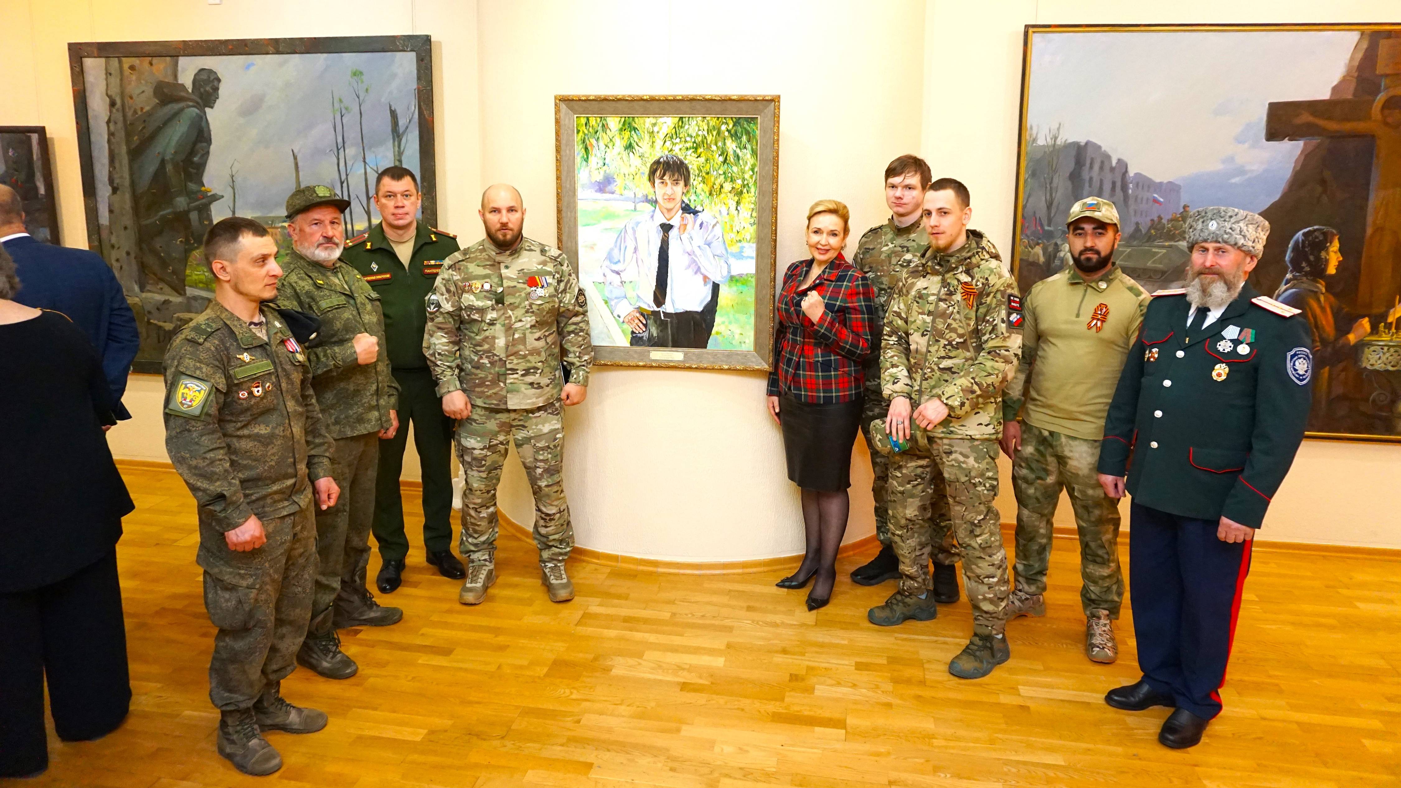 Картины памяти: в Югре открылась выставка о героях Донбасса