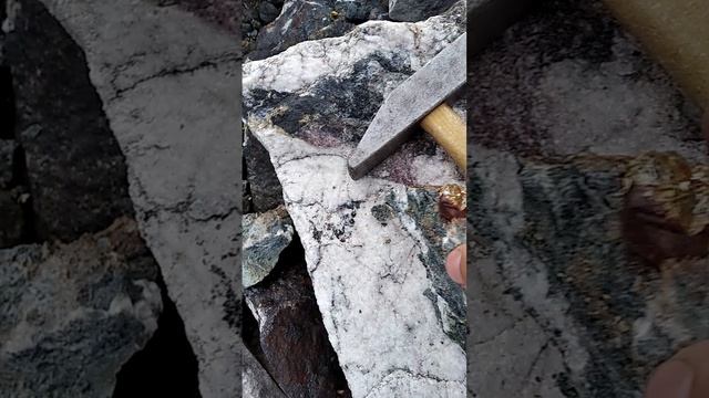 Кристаллы пирита ✨ Месторождение Вершина Тёи, Хакасия.