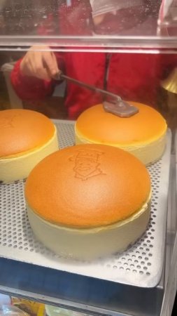 E8wQtQYxnDI - 大阪名物りくろーおじさん！絶品チーズケーキが食べれるカフェが楽しかった！#大阪グルメ #japanesefood #japantravel