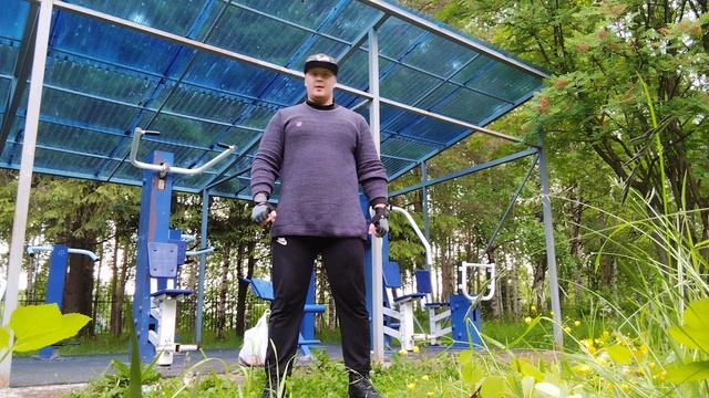 Занимаюсь на уличных тренажёрах.